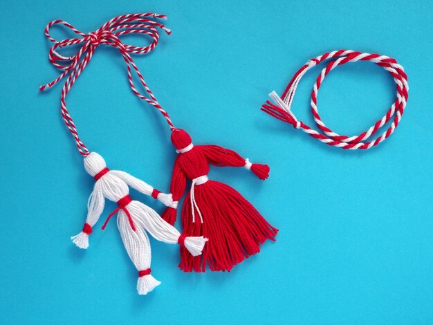 Martisor rode en witte poppen op een blauwe achtergrond