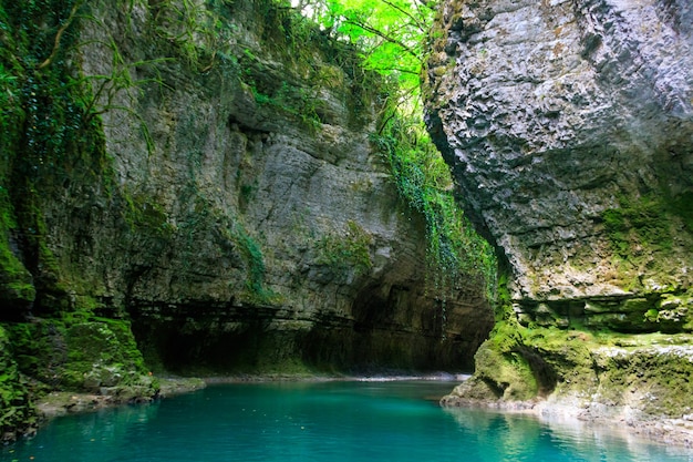 Martvili-canion in Georgië. Prachtige natuurlijke kloof met uitzicht op de bergrivier Abasha