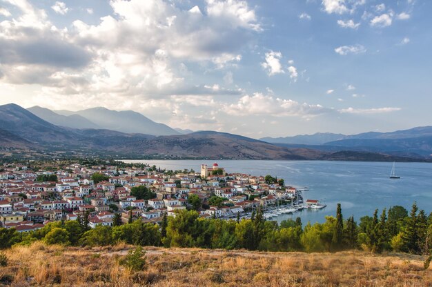 Photo marvelous town of port town of galaxidi close to ancient greek sanctuary delphi