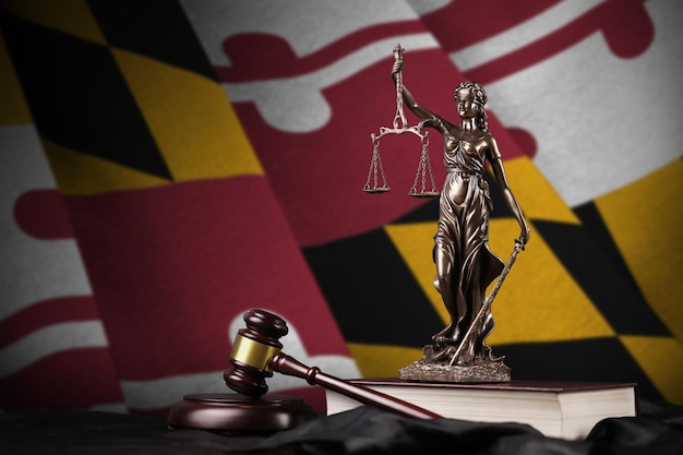 Maryland us state flag met standbeeld van Lady Justice Constitution en rechtershamer op Black Drapery Co