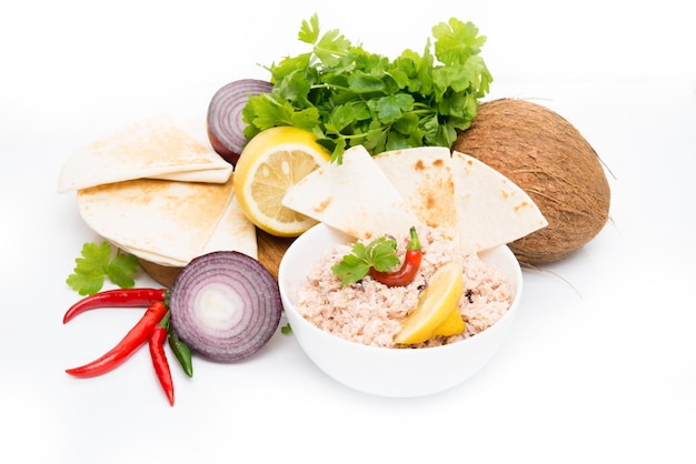 Photo mas huni, traditional maldivian breakfast with ingredients on a white background