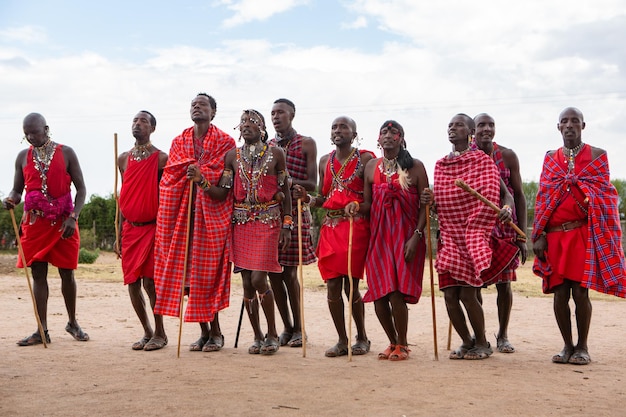 Foto masai in traditionele kleurrijke kleding met maasai-springdans in een lokaal stamdorp