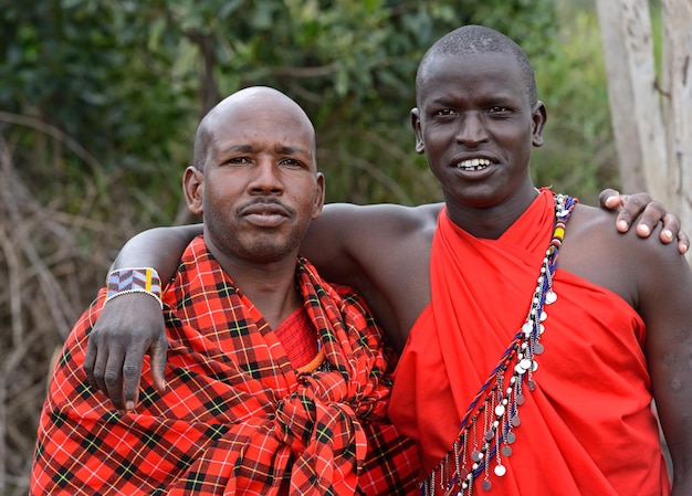 Foto masai mara, kenya - 13 agosto: ritratto della tribù masai maschio. parco nazionale masai mara, 13 agosto 2015 in kenya