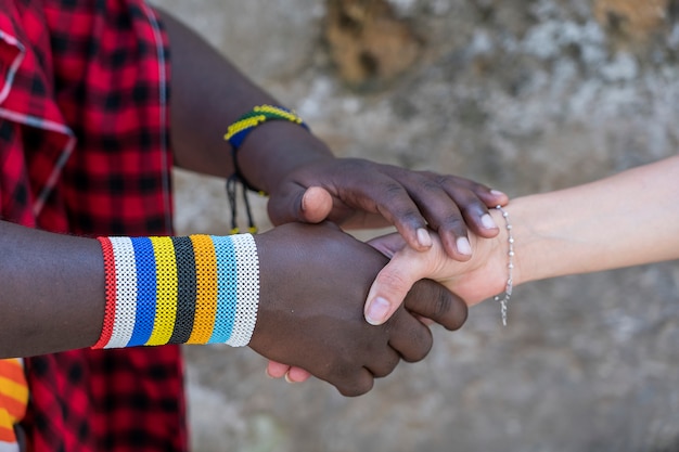 Masai tribale man met een meisje dat een handdruk maakt in de straat op het eiland Zanzibar