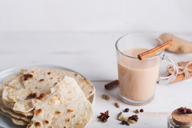Masala chai en paan broodthee. Warme Indiase drank met kruiden