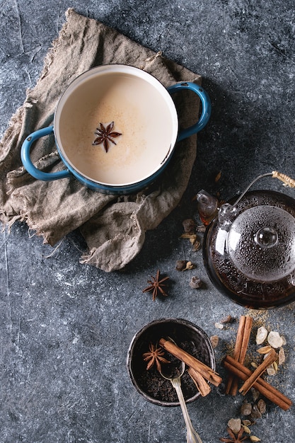 Masala chai met ingrediënten