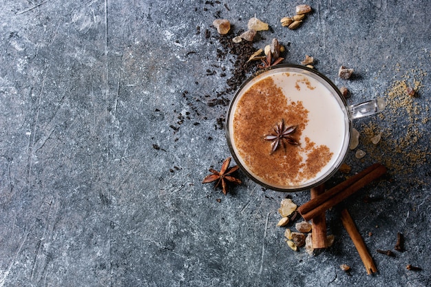 Masala chai met ingrediënten