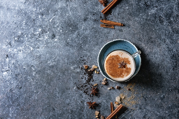 Masala chai met ingrediënten