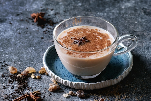 Masala chai met ingrediënten