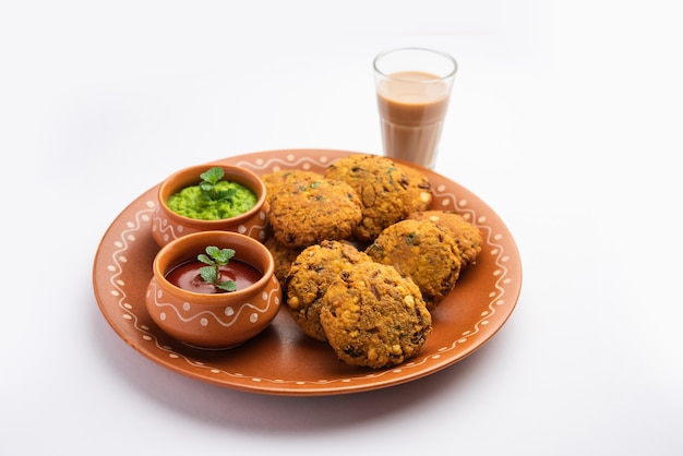 Masala Chana Dal Vada 또는 Parippu 또는 Paruppu Vadai는 Maharashtrian 및 Kerala의 티타임 튀김 스낵 레시피입니다. 접시에 담아