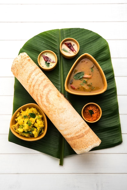 Masala dosa is een Zuid-Indiase maaltijd geserveerd met sambhar en kokoschutney. Selectieve focus