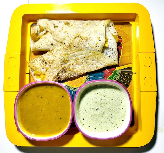 非常に有名な南インド料理のサンバーとチャツネを添えたマサラドーサ。上面図セレクティブフォーカス