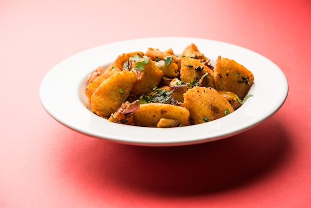 Masala gebakken Idlies - Zuid-Indiase Snack gemaakt met overgebleven werkeloos geserveerd met tomatenketchup. selectieve focus