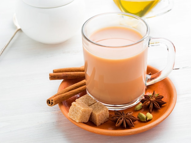 Photo masala indian drink in the festival of holi. tea with milk and spices in a glass mug.