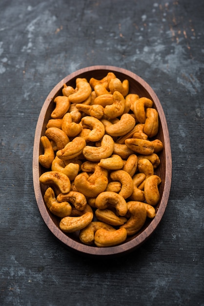 Masala Kaju of pittige Cashew in een kom. Populaire festivalsnack uit India, Azië, ook bekend als Chakna-recept