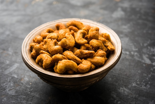 Masala kaju of pittige cashew in een kom. populaire festivalsnack uit india, azië, ook bekend als chakna-recept