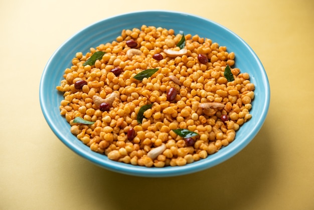 Masala kara boondãâ or namkeen bundi with cashew, peanuts and curry leaves, indian mixture snack item made with besan flour