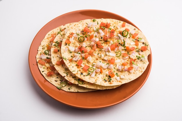 Masala Papad orÃ papadumÃ‚Â is een heerlijke Indiase snack gemaakt met geroosterde of gefrituurde papad gegarneerd met een pittige en pittige uien-tomatenmix