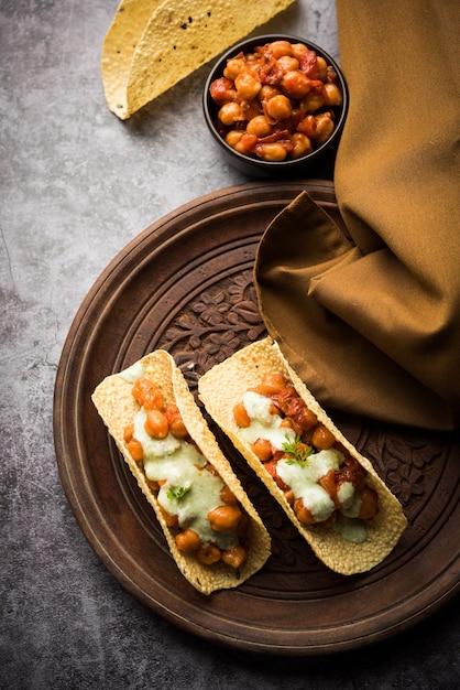 Masala Papad Tacos is een Indiaas aperitiefrecept gemaakt in de stijl van Mexicaanse taco