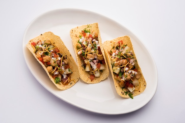 Masala‚Â Papad Tacos‚Â is een Indiaas aperitiefrecept gemaakt in de stijl van Mexicaanse taco