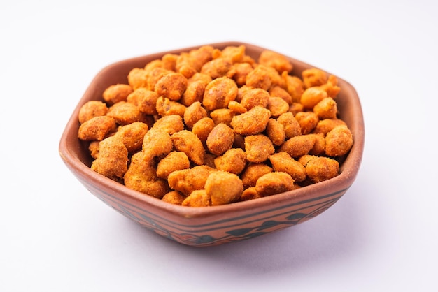 Masala pinda's zijn een pittige en knapperige snack bedekt met kikkererwtenmeel Indiase snack