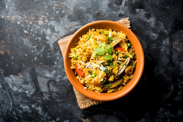 Masala Rice of masale bhat - is een pittige groente gebakken rijst of biryani of Pulav, meestal gemaakt tijdens bruiloften in Maharashtra, India