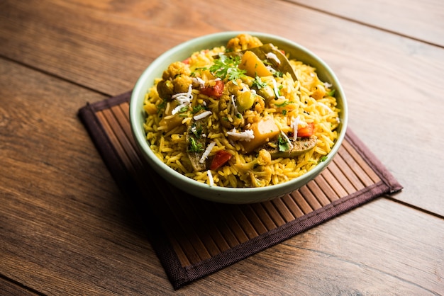 Masala Rice of masale bhat - is een pittige groente gebakken rijst of biryani of Pulav, meestal gemaakt tijdens bruiloften in Maharashtra, India