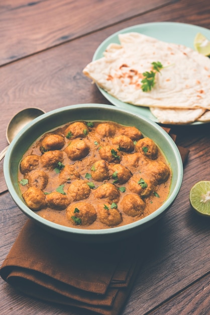 Masala Soya Chunk Curry gemaakt met sojabonennuggets en kruiden - eiwitrijk voedsel uit India