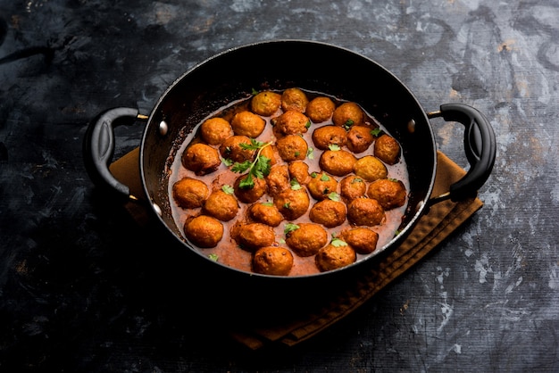 Masala Soya Chunk Curry gemaakt met sojabonennuggets en kruiden - eiwitrijk voedsel uit India