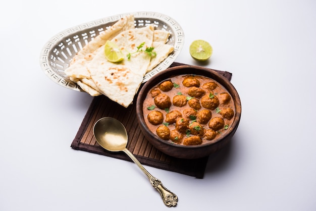 Masala Soya Chunk Curry gemaakt met sojabonennuggets en kruiden - eiwitrijk voedsel uit India