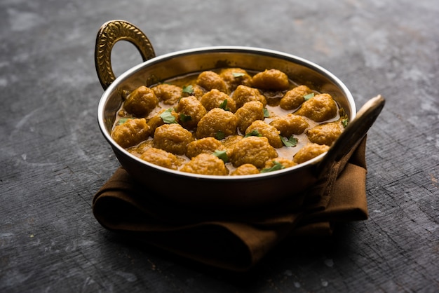 콩 너겟과 향신료로 만든 마살라 간장 청크 카레 - 단백질이 풍부한 인도 음식