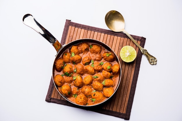 大豆ナゲットとスパイスを使用して作られたマサラ大豆チャンクカレー-インドのタンパク質が豊富な食品
