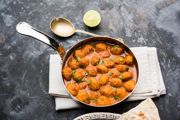 大豆ナゲットとスパイスを使用して作られたマサラ大豆チャンクカレー-インドのタンパク質が豊富な食品