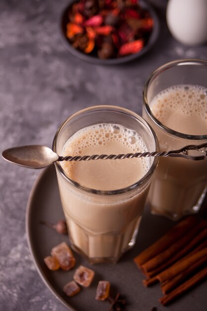 Masala-thee chai met melk en kruiden.