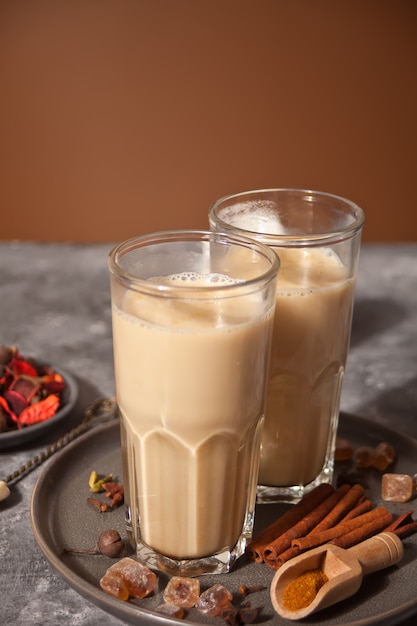 Masala-thee chai met melk en kruiden.