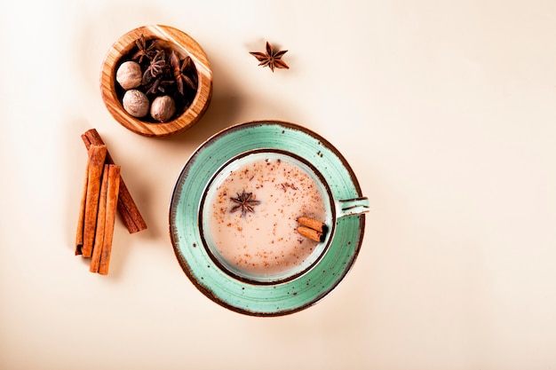 Masala thee Indiase traditionele thee met melk en kruiden in een kopje
