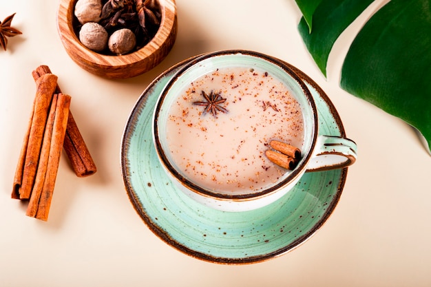 Masala thee Indiase traditionele thee met melk en kruiden in een kopje