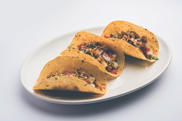 MasalaÃ‚Â Papad TacosÃ‚Â - рецепт индийской закуски, приготовленный в стиле мексиканского тако.