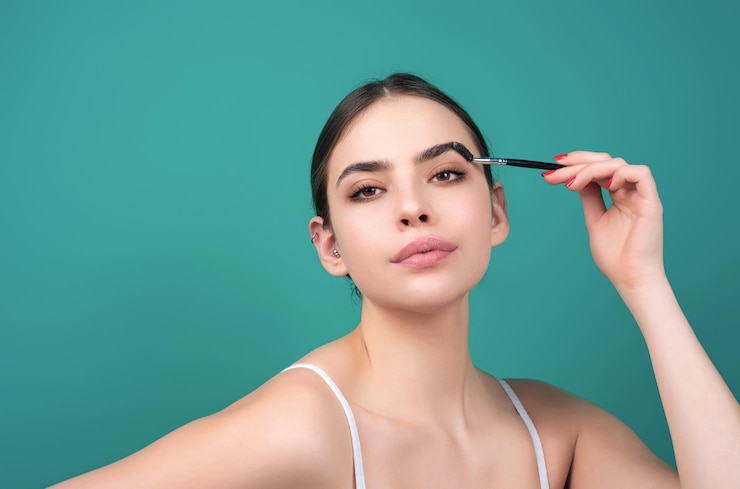 Foto mascara wenkbrauwen natuurlijke schoonheid wenkbrauwen wenkbrauwen kleuren en lamineren vrouw kammen wenkbrauwen make-up en cosmetologie concept wenkbrauw vorm modellering
