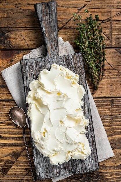 Mascarpone crema di formaggio italiano. fondo in legno. vista dall'alto.