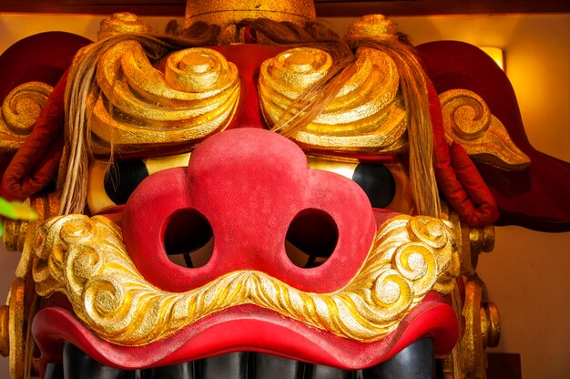 Mascotte in een Japanse tempel een grote leeuw op het plafond