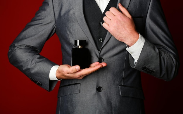 男性の香水男性の香りと香水香水またはケルンのボトル化粧品高価なスーツ金持ちは高価なケルンを好む