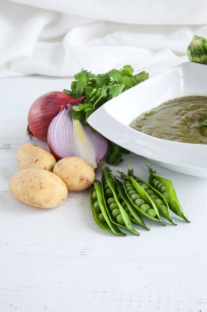 Mashed erwten, courgette, uien en aardappelen