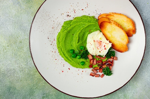 Foto purè di piselli con uova bollite bacon fritto toast baguette colazione fatta in casa nessuna gente