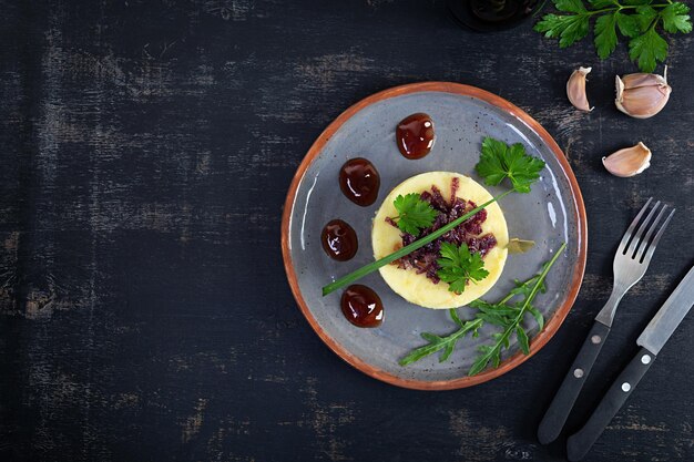 Photo mashed potato with beef caramelized onion and cherry sauce