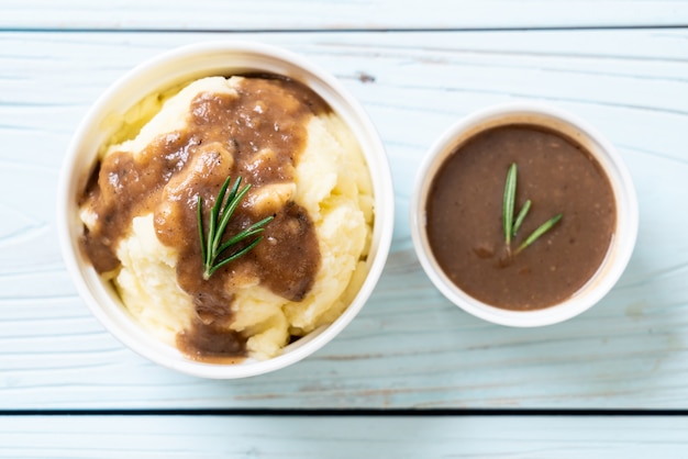 mashed potatoes with gravy sauce