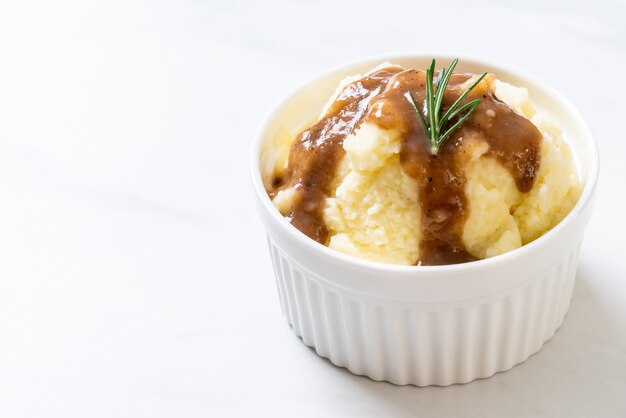 mashed potatoes with gravy sauce