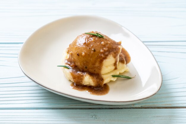 mashed potatoes with gravy sauce