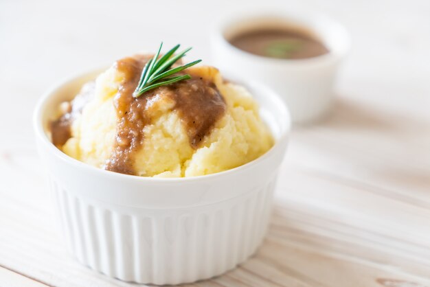 mashed potatoes with gravy sauce