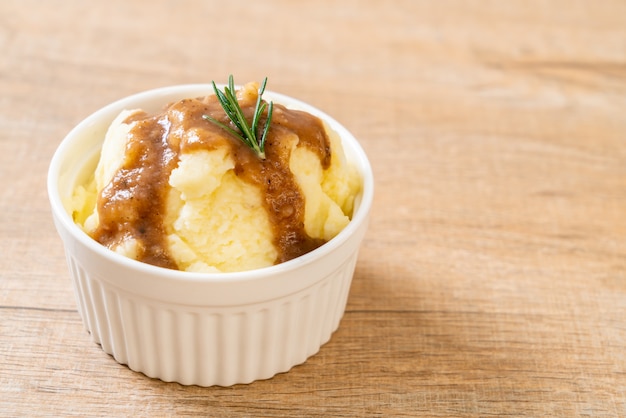 mashed potatoes with gravy sauce